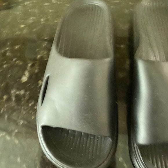 new unisex   black sandals - Picture 1 of 4